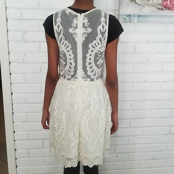 Beautiful white lace dress. - Picture 8 of 8